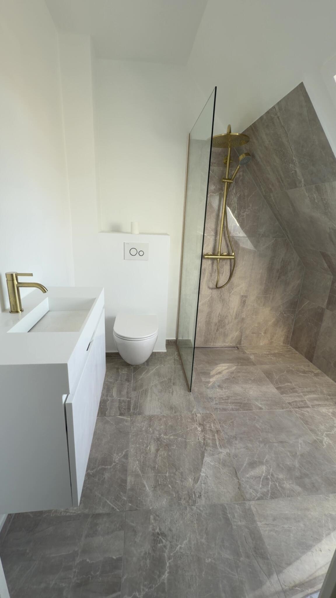 Budget eller luksus? Sådan planlægger du din badeværelsesrenovering